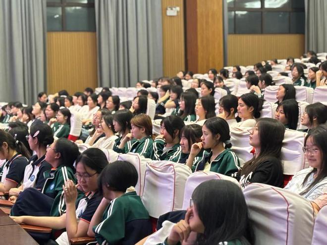 羅山縣寶城外國語學(xué)校高中部女生青春期心理健康教育講座(圖3)
