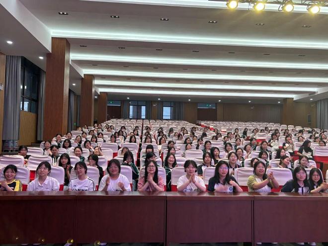 羅山縣寶城外國語學(xué)校高中部女生青春期心理健康教育講座(圖2)