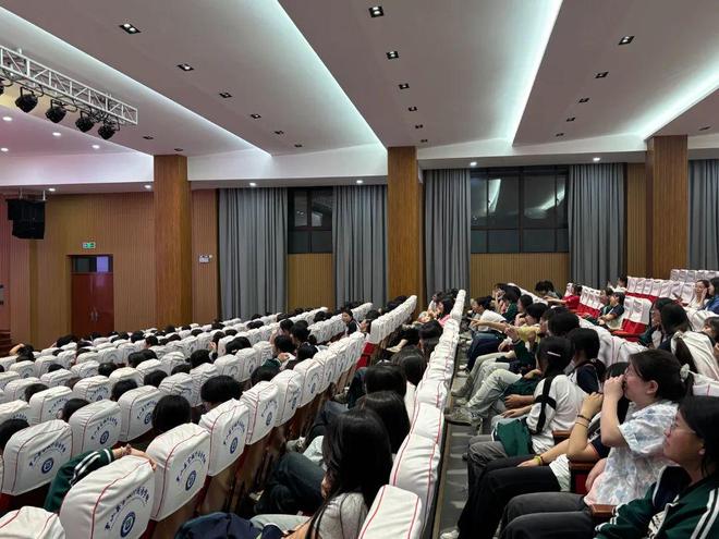 羅山縣寶城外國語學(xué)校高中部女生青春期心理健康教育講座(圖6)